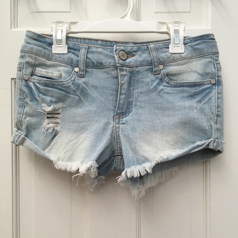 DISTRESSED SHORT SHORTS